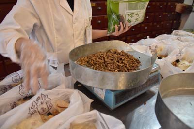 注意，身体上半身出现这4种变化，要小心肝脏癌变的信号！